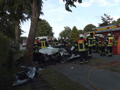 Die Feuerwehr musste die Fahrerin aus dem verunglückten Wagen befreien.