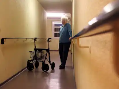 Gerade im Alter fühlen sich viele Menschen nutzlos und einsam. Das kann zu einer Altersdepression führen.