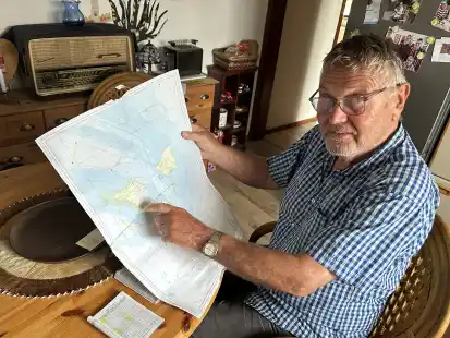 Auf der Seekarte zeigt Horst Wittenberg den Kurs, den er für seinen Schlauchboot-Törn nach Helgoland gewählt hat.