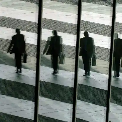 Gerade im mittleren Management kann sich schnell das Gefühl einschleichen, sich zerteilen müssen und es nie allen recht machen zu können.