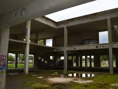 Graffiti, Moos, Pfützen: So sieht es im Autohof-Rohbau neben der ausgebrannten Raststätte „Cloppenburger Land“ aus.