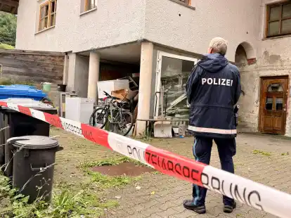 Die Polizei war am Dienstag noch am Tatort im Einsatz.