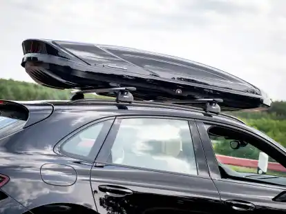Mit einer Dachbox lässt sich für Urlaubsfahrten zusätzlicher Stauraum schaffen. Doch insgesamt darf das Fahrzeug nicht zu schwer werden.
