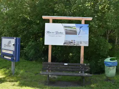 „Stein des Anstoßes“ ist dieser in direkter Nachbarschaft zum neuen Ortsbegrüßungsschild stehende Kondomautomat. Die Bank hatte der Bürgerverein schon vor einigen Jahren aufgestellt. Den Abfallbehälter die Gemeinde hier platziert.