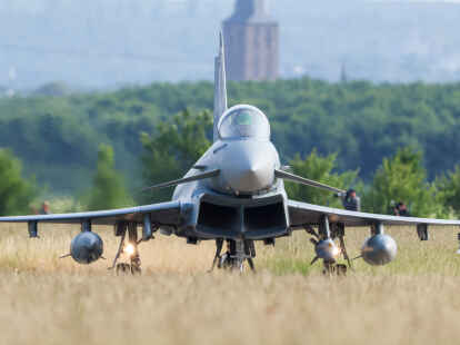 Ein Eurofighter der Luftwaffe steht bereit zum Start. (Symbolbild)