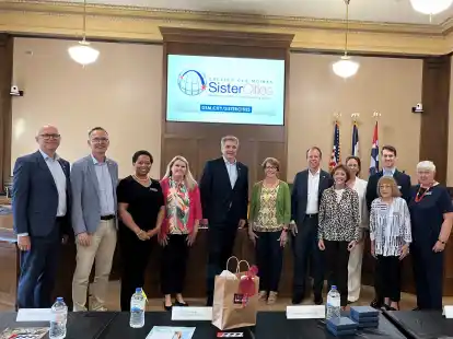 In Des Moines sprach die Oldenburger Delegation um Oberbürgermeister Jürgen Krogmann (5. von links) mit Bürgermeisterin Connie Boesen (6. von links) und Mitgliedern der „Sister City Commission“.