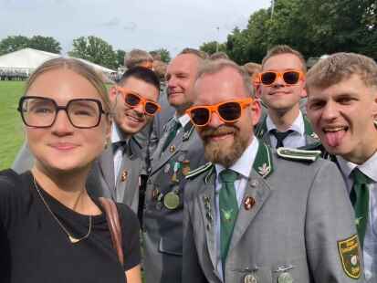 Zwischen Uniformen, Scherzen und viel guter Laune: Bei meinem ersten Schützenfest war ich als NWZ-Volontärin mit der 5. Kompanie unterwegs – und wurde dabei herzlich aufgenommen.