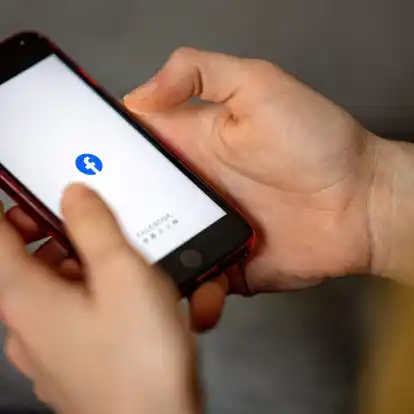 Mit gefälschten Angeboten für angeblich ermäßigte Fahrkarten oder kostenlose Abos für den ÖPNV versuchen Betrüger auf Facebook derzeit Zahlungsdaten abzugreifen.