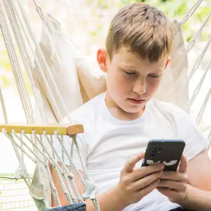 Ganz gechillt mit Tiktok, Gaming oder Lern-Apps? Wichtig ist nicht nur, wie lange Kinder Medien nutzen, sondern auch, wofür.