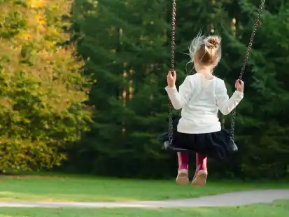 Spielplätze sollten kleinen und großen Besuchern auch schattige Plätze bieten.