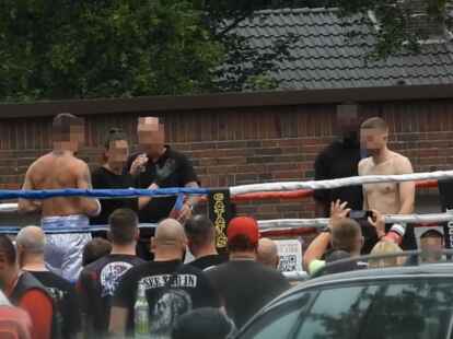 Hells Angels und andere Rocker haben sich am vergangenen Wochenende in Dünsen zum „Bikerfrühstück“ und „Oper Air Boxing“ getroffen. Mit dabei waren auch bekannte Neonazis.