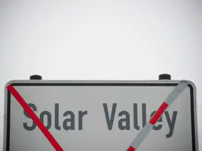 Ein Schild mit der Aufschrift „Solar Valley“ steht 2013 bei Thalheim (Sachsen-Anhalt) vor einem Eingang des Micro Tech Parkes (MTP).