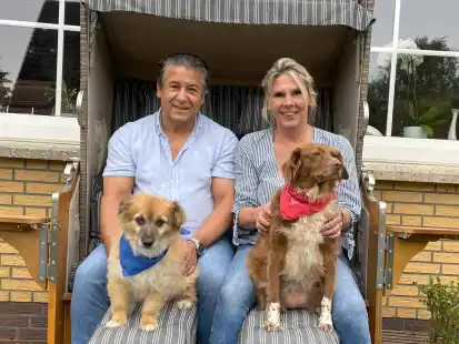 Wallie und Sabine Bijnen mit ihren beiden spanischen Hunden Fridolin (links) und Holly. Das Paar gründete 2010 den Tierschutzverein Hunderettung-aktiv und hat seitdem 1000 Hunden ein Zuhause geschenkt.