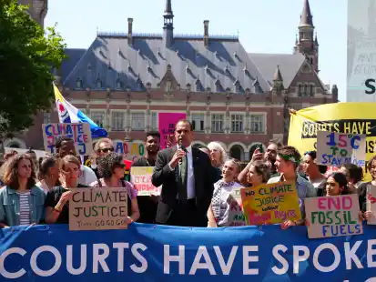 Demonstration in Den Haag: Ralph Regenvanu (Mitte), Minister für Klimawandel im pazifischen Inselstaat Vanuatus, vor dem Internationalen Gerichtshof.