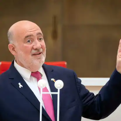 Der israelische Botschafter Ron Prosor schaltet sich mit scharfen Worten in die innenpolitische Debatte über den Gaza-Krieg ein. (Archivbild)