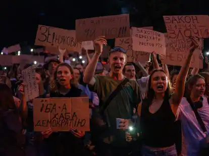In der Ukraine führte ein neues Gesetz, das die Unabhängigkeit von Antikorruptionsbehörden beschränkt, zu landesweiten Protesten.