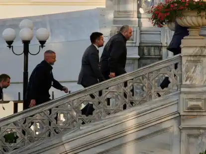 Der Leiter der ukrainischen Verhandlungsdelegation, Rustem Umjerow, auf dem Weg zum Verhandlungsort in Istanbul.