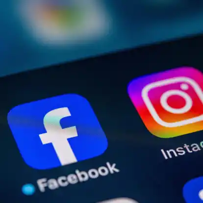 Kritik der Verbrauchschützer: Daten für die personalisierte Werbung sammeln Facebook und Instagram auch, wenn man für werbefreie Dienste bezahlt.