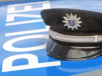 Ein SUV-Fahrer hat in der Gemeinde Hatten am Mittwoch einen Feuerwehrmann während eines Einsatzes gefährdet (Symbolbild).