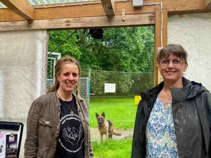 Engagiert für Tiere vor Ort: Tierheimleiterin Franka Thun (links) und Monika Böker vom Tierschutzverein Friesoythe und Umgebung kämpfen gemeinsam für bessere Bedingungen im Tierheim Sedelsberg.