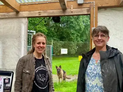 Engagiert für Tiere vor Ort: Tierheimleiterin Franka Thun (links) und Monika Böker vom Tierschutzverein Friesoythe und Umgebung kämpfen gemeinsam für bessere Bedingungen im Tierheim Sedelsberg.