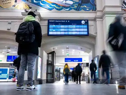 Reisende schauen am Bremer Hauptbahnhof auf die Informationstafel zu den Abfahrten. Die Sperrung einer Bahnstrecke zwischen Bremen und Hamburg sorgt im Großraum Bremen für Einschränkungen im Bahnverkehr.