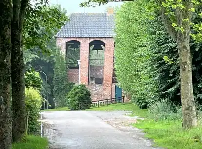 Im Glockenturm der lutherischen Kirche Victorbur läutet die von der Häuptlingsfamilie tom Brok gespendete Glocke seit 600 Jahren.