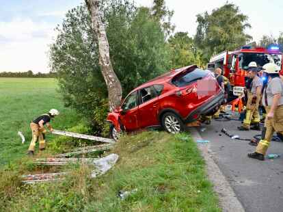 Die Feuerwehr musste das Auto zunächst soweit sichern, dass es nicht tiefer in den Graben rutschen konnte.