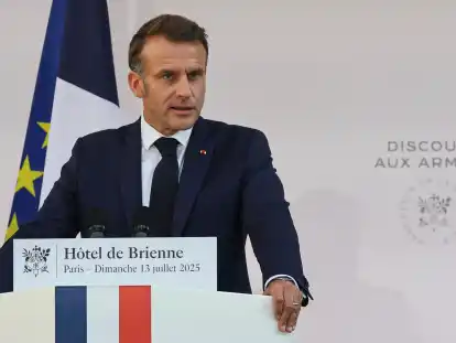 Der französische Präsident Emmanuel Macron spricht vor der Parade zum Tag der Bastille. (Archivbild)