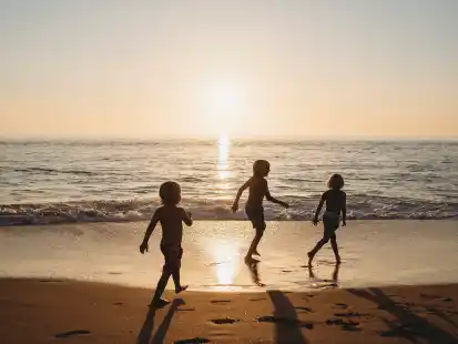 Drei Geschwister am Strand: Mit Kindern im Haus wird es nicht so schnell langweilig – und es gibt viele schöne Momente.