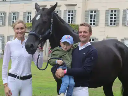 Reitsportbegeisterte Familie: Caroline Stühlmeyer-Wilm (links) mit Stute Avec Plaisir und Patrick Stühlmeyer mit Sohn Ben