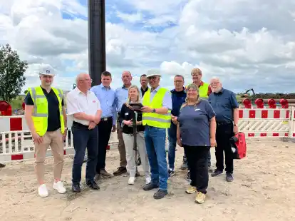 Neues Gewerbegebiet Lise-Meitner-Straße: Den offiziellen Startschuss der Rammarbeiten zur Erschließung gab Bürgermeister Michael Kurz im Beisein von Vertretern der beteiligten Firmen, des Rates und Mitarbeitenden der Stadtverwaltung.