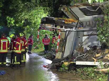 Rettungskräfte suchen in einem entgleisten Zug nach Fahrgästen.
