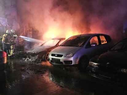 Mehrere Autos brannten vor einer Kfz-Werkstatt an der Sevelter Straße in Cloppenburg.
