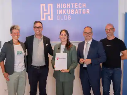 Freuen sich über Fördergelder für den HTI Oldenburg: Landtagsabgeordnete Sina Beckmann (Grüne, von links), Jan-Eicke Meyer, Julia Schuler, Wirtschaftsminister Grant Hendrik Tonne (SPD) und Daniel Kraft.