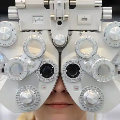 Trägt man eine Brille oder Kontaktlinsen, sollte einmal im Jahr die Sehleistung und Augengesundheit überprüft werden.