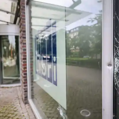 Die Polizei ermittelt nach Schüssen auf das Gebäude eines Buchgroßhändlers in Hamburg-Altona.