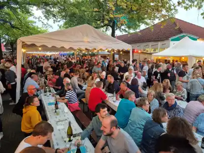 Die 500 Sitzplätze beim Weinfest in Moormerland waren schnell besetzt.