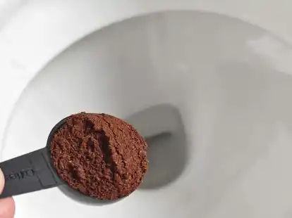 Kann man sich sparen: Geht man nach dem Social-Media-Hack vor und gibt zwei Löffel Kaffeepulver in die Toilette, ist das bestenfalls wirkungslos.