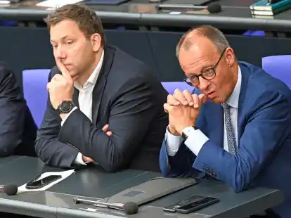 Geldsorgen? Bundeskanzler Friedrich Merz (CDU, rechts) sitzt neben Finanzminister Lars Klingbeil (SPD) im Bundestag.