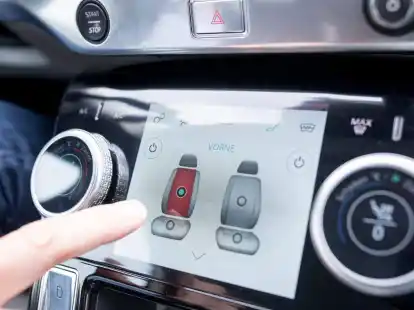Besser vor der Fahrt ausprobieren: Gerade bei Autos mit Touchdisplay können sich bestimmte Bedienelemente im Menü verstecken und sind nicht ohne Suchen und Tippen erreichbar.