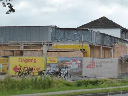 ENTWICKLUNG DER STADT: Netto-Baustelle in Esens – Bauarbeiter machen Pause