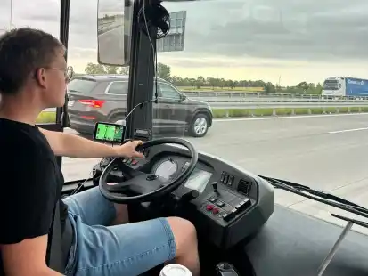 Seine erste Reise: 13 Stunden ist Lukas Willner mit dem neuen Bus nach Bayern gefahren. Auf der Autobahn schauten viele Menschen neugierig in das Fahrzeug.