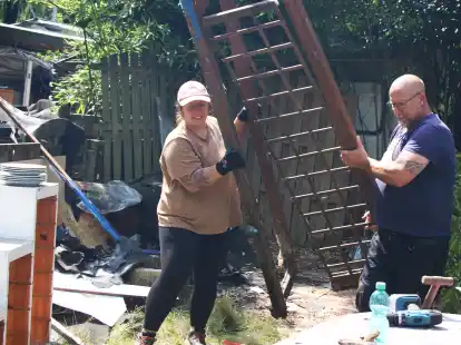 Sicherten sich einen Holzpavillon und anderes mehr: Melissa Uschkurat und ihr Vater Angelo beim Tag des offenen Tores auf dem ehemaligen Campingplatz beim Naturbad Hahn
