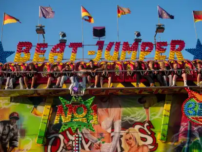 Das Altstadtfest Jever ist von einem Unfall überschattet worden, der sich am frühen Sonntagnachmittag aus noch ungeklärter ursache im Fahrgschäft „Beat Jumper“ am Alten Markt ereignet hat.