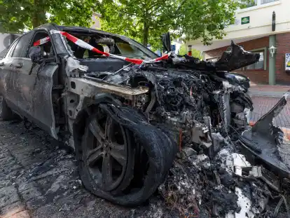 Am Börsenplatz in Wilhelmshaven brannte in der Nacht zu Samstag ein abgestellter Mercedes komplett aus. Polizei und Feuerwehr machten zu diesem Einsatz am Wochenende aber noch keine offiziellen Angaben.