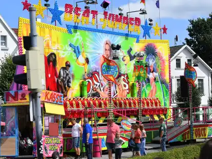 Am Sonntag ist eine 18-jährige beim Altstadtfest in Jever aus dem Fahrgeschäft „Beat-Jumper“ gefallen.