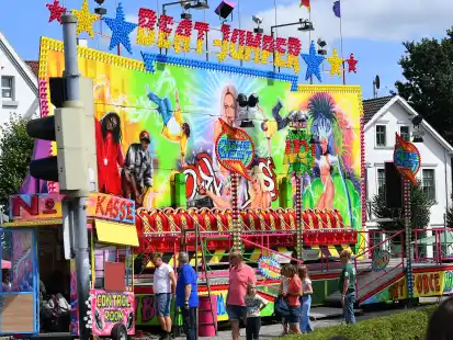 Am Sonntag ist eine 18-jährige beim Altstadtfest in Jever aus dem Fahrgeschäft „Beat-Jumper“ gefallen.