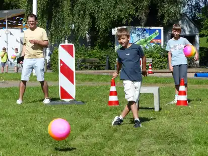 Gleich Vormittags nutzten  (von links) Papa Niels und seine Söhne Lias (7) und Jonah (11) sehr talentiert die Gelegenheit zum Fußballgolf.