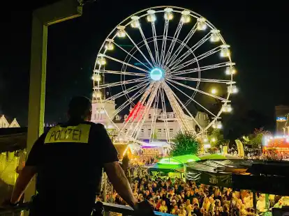 Die Leute feiern – und Polizei und Rettungsdienste arbeiten und sorgen für Sicherheit im Hintergrund. Alles in allem verlief auch das 49. Altstadtfest Jever friedlich und fröhlich.